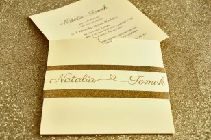 Hochzeitseinladungen im Glamour-Stil mit Vergoldung und dekorativem Brokatpapier. Vanillefarbe.