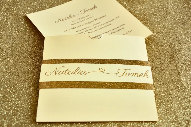 Hochzeitseinladungen im Glamour-Stil mit Vergoldung und dekorativem Brokatpapier. Vanillefarbe.