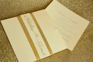 Hochzeitseinladungen im Glamour-Stil mit Vergoldung und dekorativem Brokatpapier. Vanillefarbe - Glamour Nr. 5