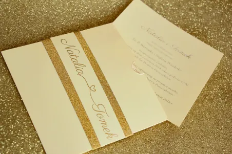 Zaproszenia ślubne w stylu Glamour ze złoceniem i ozdobnym brokatowym papierem. Kolor Waniliowy - Glamour nr 5