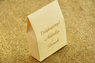 Eine Schachtel für Süßigkeiten im Glamour-Stil als Dankeschön an die Hochzeitsgäste. Vanillefarbe