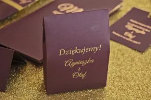 Eine Schachtel für Süßigkeiten im Glamour-Stil als Dankeschön an die Hochzeitsgäste. Farbe: Lila