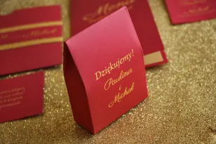 Eine Schachtel für Süßigkeiten im Glamour-Stil als Dankeschön an die Hochzeitsgäste. Farbe: bordeaux