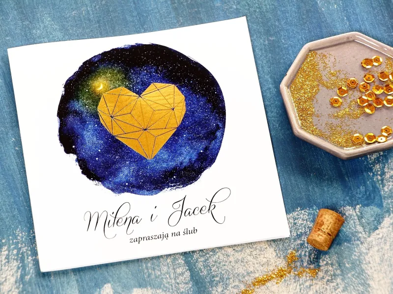 Hochzeitseinladungen mit Vergoldung und goldenem geometrischem Herzmotiv vor dem Hintergrund des Nachthimmels