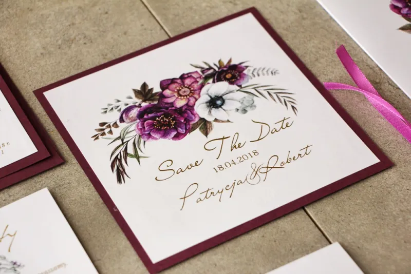 Bilecik dwuwarstwowy Save The Date, Cykade ze złoceniem, fioletowe kwiaty w chłodnych odcieniach.