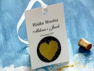 Hochzeitsflaschenanhänger mit Vergoldung mit dem Motiv eines goldenen, geometrischen Herzens auf dem Hintergrund des