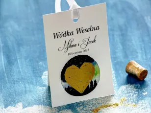 Hochzeitsflaschenanhänger mit Vergoldung mit goldenem, geometrischem Herzmotiv vor dem Hintergrund des Nachthimmels - Mondnacht