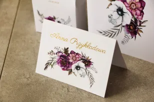 Lila Tischkarten, Visitenkarten für den Hochzeitstisch mit Vergoldungen, goldene Hochzeitstischkarten mit weißen Anemonen,