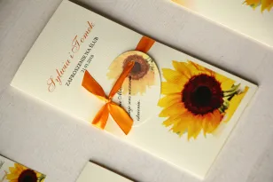 Hochzeitseinladungen mit Sonnenblume. Das Ganze ist mit einem dekorativen Schild mit einem Reim verbunden.