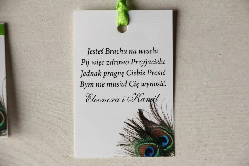 Ślubne zawieszki na butelki z pawim piórem. Kolorowa grafika pawich piór jako uzupełnienie motywu przewodniego wesela. Ślubne zawieszki na butelki z pawim piórem. Kolorowa grafika pawich piór jako uzupełnienie motywu przewodniego wesela.