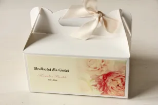 Pudełko na Ciasto weselne z piwonią w pastelowym odcieniu jasnego różu.