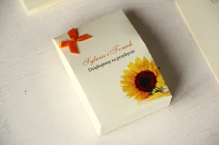 Eine Schachtel für Süßigkeiten als Dankeschön an die Hochzeitsgäste. Grafiken mit Sonnenschein