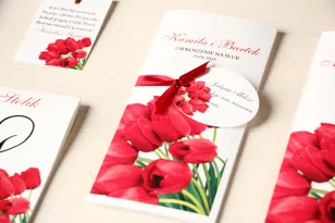 Hochzeitseinladungen mit roten Tulpen. Das Ganze ist mit einem dekorativen Schild mit einem Reim verbunden.