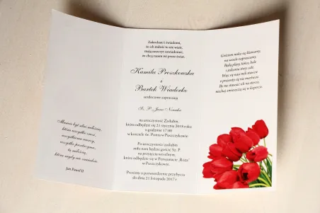 Zaproszenia ślubne z czerwonymi tulipanami. Całość przewiązana ozdobną przywieszką z wierszykiem - Wnętrze zaproszenia