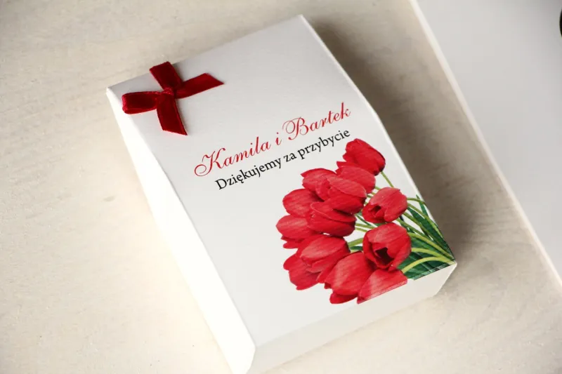 Pudełeczko na słodkości jako podziękowania dla gości weselnych. Grafika z czerwonymi tulipanami Pudełeczko na słodkości jako podziękowania dla gości weselnych. Grafika z czerwonymi tulipanami