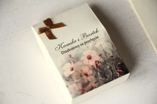 Eine Schachtel für Süßigkeiten als Dankeschön an die Hochzeitsgäste. Grafiken in cremebraunen Farben