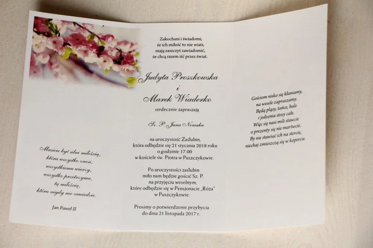 Eleganckie Zaproszenie z kwitnącą wiśnią i ozdobną przywieszką | Unikatowe zaproszenia ślubne