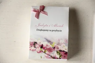 Eine Schachtel für Süßigkeiten als Dankeschön an die Hochzeitsgäste. Grafik mit einem Zweig Kirschblüten.