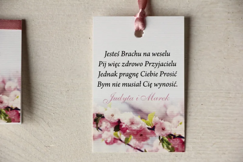 Zawieszki na butelki weselne z gałązką kwitnącej wiśni Zawieszki na butelki weselne z gałązką kwitnącej wiśni