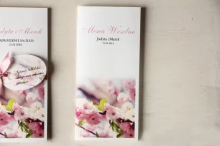 Botaniczne Menu Weselne z gałązką kwitnącej wiśni.