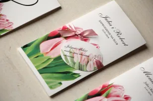 Hochzeitseinladungen mit rosa Tulpen mit einem dekorativen Etikett mit einem Reim.