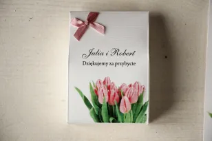 Pudełeczko na słodkości jako podziękowania dla gości weselnych. Grafika z różowymi tulipanami