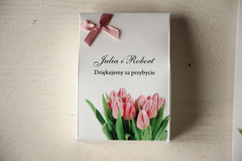 Pudełeczko na słodkości jako podziękowania dla gości weselnych. Grafika z różowymi tulipanami