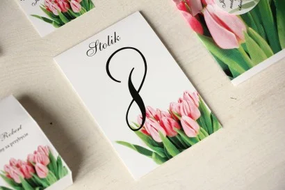Numery Stolików na stoły weselne z różowymi tulipanami - Magner nr 15
