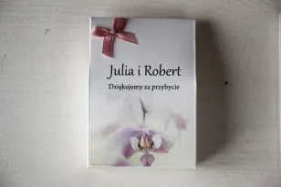 Eine Schachtel für Süßigkeiten als Dankeschön an die Hochzeitsgäste. Orchideen-Grafiken