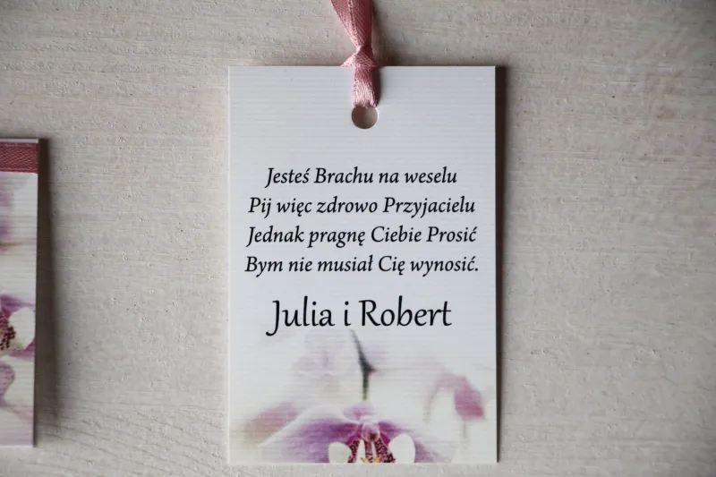 Kwiatowe Zawieszki na butelki weselne z orchideą Kwiatowe Zawieszki na butelki weselne z orchideą