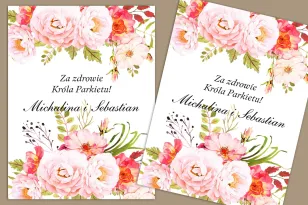 Selbstklebende Etiketten für Hochzeit und Hochzeitsflaschen. Komposition aus Pfingstrosen und Rose in den Farben Puderrosa