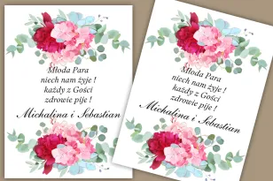 Etykiety samoprzylepne na butelki weselne, ślubne. Nowoczesny wzór kwiatowy z amarantową piwonią i jasnoróżową hortensją
