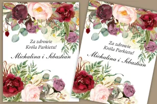 Bordowe, burgundowe, różowe Etykiety samoprzylepne na butelki weselne z różami, paprocią i eukaliptusem.