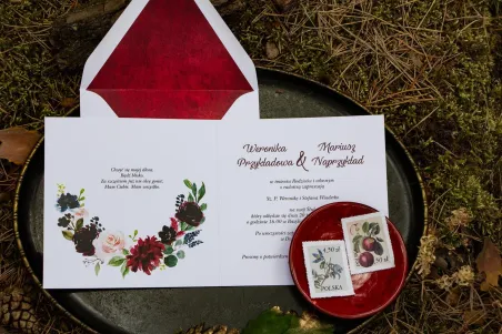Jesienne zaproszenia ślubne z burgundowymi piwoniami i różowymi różami - wnętrze zaproszenia