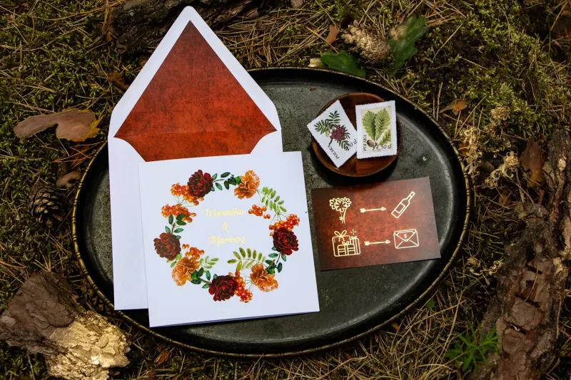 Herbstliche Hochzeitseinladungen mit Eberesche, Burgunderrosen und Orangennelken Herbstliche Hochzeitseinladungen mit Eberesche, Burgunderrosen und Orangennelken