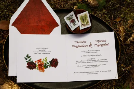 Jesienne zaproszenia ślubne z jarzębiną, bordowymi różami i pomarańczowymi goździkami - wnętrze zaproszenia
