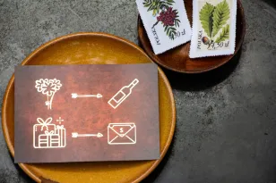 Ticket mit Vergoldung für Hochzeitseinladungen. Aquarellgrafiken in brauner Farbe