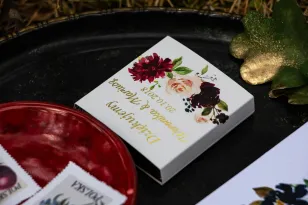 Podziękowanie dla gości weselnych w postaci mlecznej czekoladki, owijka z grafiką z burgundowymi piwoniami i różowymi różami
