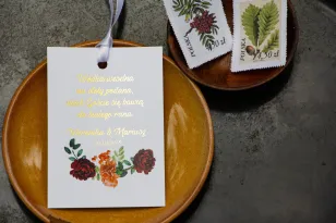 Kleiderbügel für Hochzeitsflaschen mit Vergoldung. Grafik mit Eberesche, Burgunderrosen und orangefarbenen Nelken