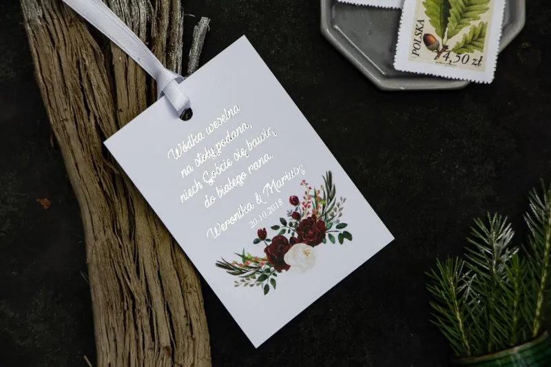 Zawieszki na butelki weselne ze srebrzeniem. Grafika z bordowymi piwoniami z dodatkiem bieli i zieleni Zawieszki na butelki weselne ze srebrzeniem. Grafika z bordowymi piwoniami z dodatkiem bieli i zieleni