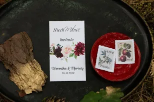 Podziękowania dla gości weselnych w postaci opakowania nasion. Grafika z burgundowymi piwoniami i różowymi różami