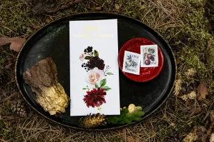 Menu Weselne ze złoceniem. Grafika z burgundowymi piwoniami i różowymi różami z dodatkami niebieskiego i zieleni