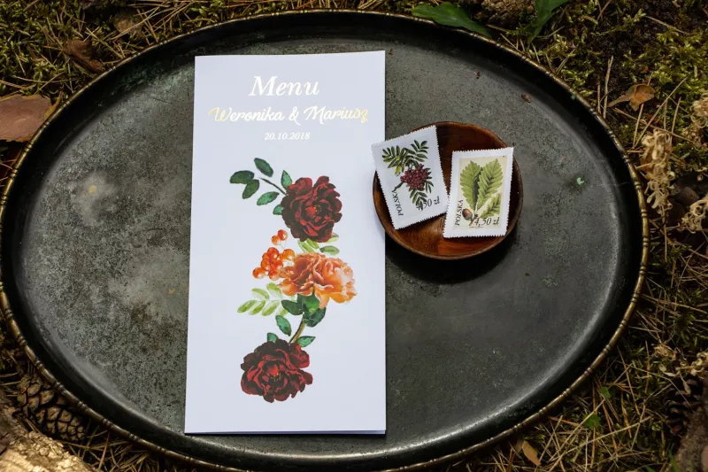 Menu Weselne ze złoceniem. Grafika z jarzębiną, bordowymi różami i pomarańczowymi goździkami Menu Weselne ze złoceniem. Grafika z jarzębiną, bordowymi różami i pomarańczowymi goździkami