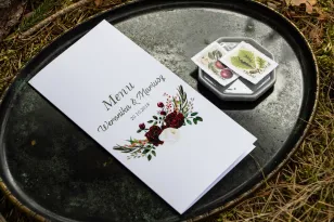 Hochzeitsmenü mit Versilberung. Grafik mit burgunderroten Pfingstrosen mit dem Zusatz von Weiß und Grün