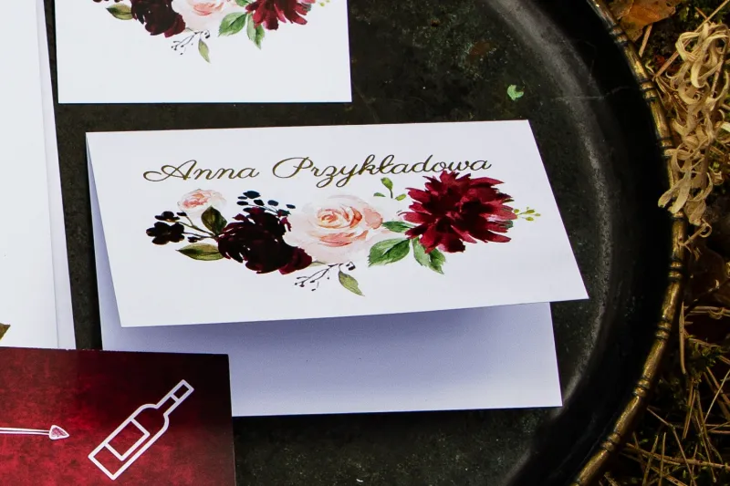 Winietki ślubne ze złoceniem, grafika z burgundowymi piwoniami i różowymi różami z dodatkami niebieskiego i zieleni