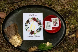 Złocone Numery Stolików Weselnych. Grafika z burgundowymi piwoniami i różowymi różami z dodatkami niebieskiego i zieleni