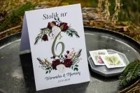 Srebrzone Numerki na Stół Weselny Bordowe | Orini nr 3