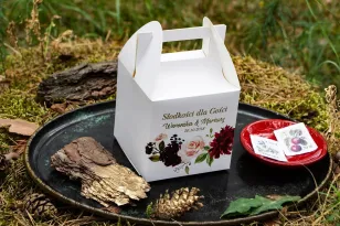 Złocone pudełko na ciasto weselne. Grafika z burgundowymi piwoniami i różowymi różami z dodatkami niebieskiego i zieleni