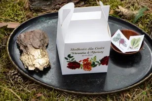 Złocone pudełko na ciasto weselne. Grafika z jarzębiną, bordowymi różami i pomarańczowymi goździkami