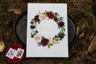 Weselna Księga Gości ze złotymi napisami. Grafika z burgundowymi piwoniami i różowymi różami